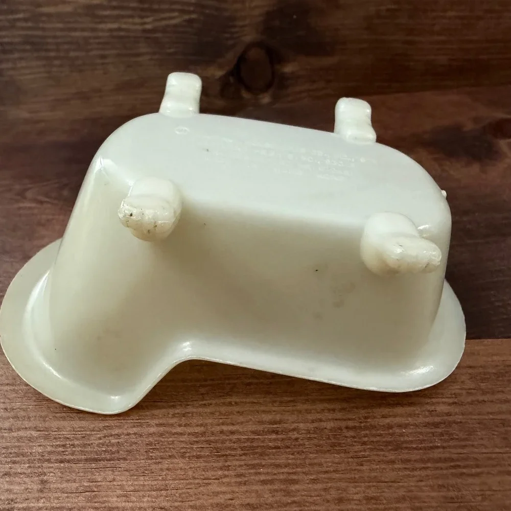 Vintage 1975 Aluminum Housewares Co Plastic Clawfoot Bathtub Soap Dish Cream